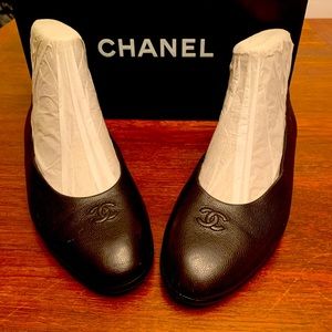 Size 6.5 Chanel flats with Chanel Shoebox